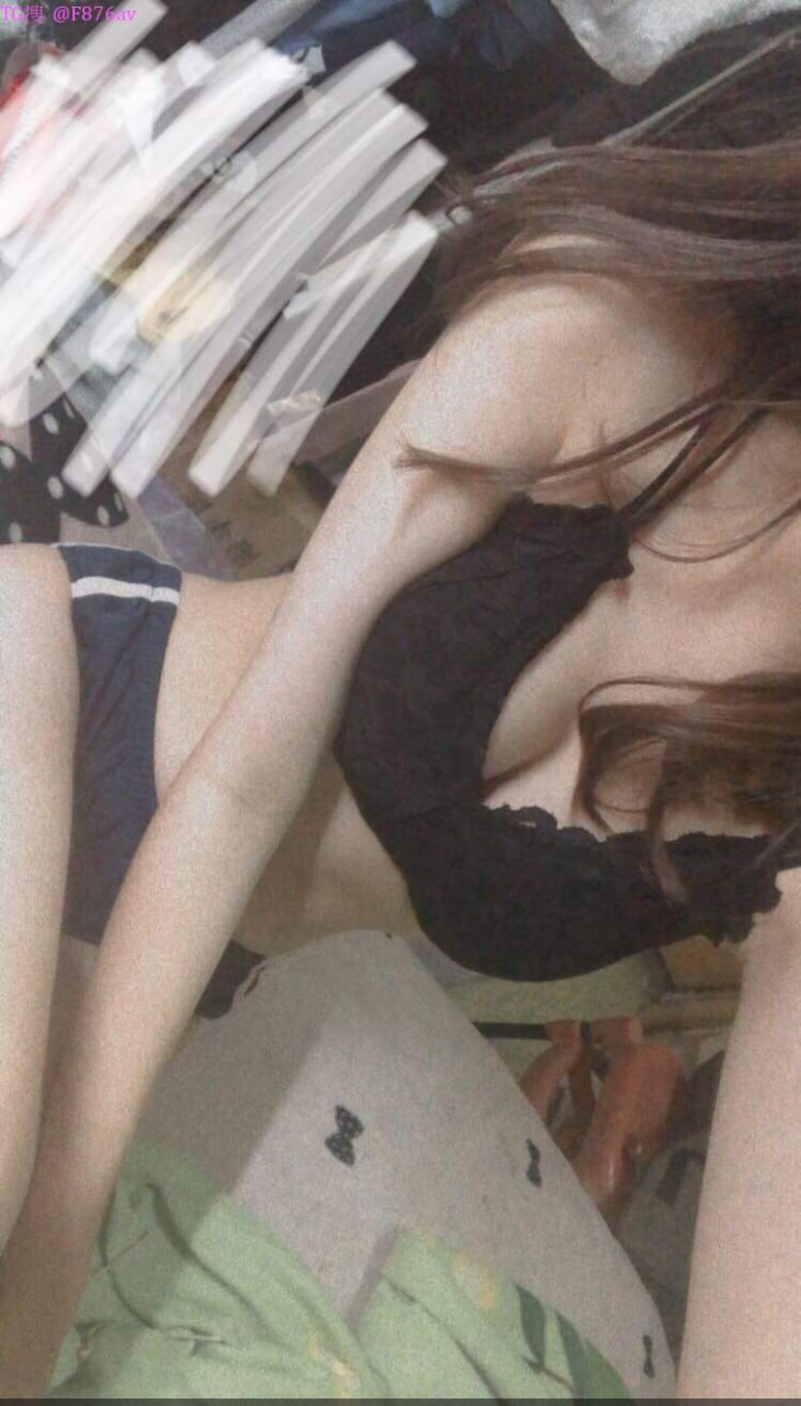 Anh chàng này thật tuyệt vời~ Anh ta đã ngoại tình với chị dâu của mình vào những năm 2000. Cô bồ nhí ngây thơ mặc đồng phục JK và quan hệ tình dục mà không dùng bao cao su...