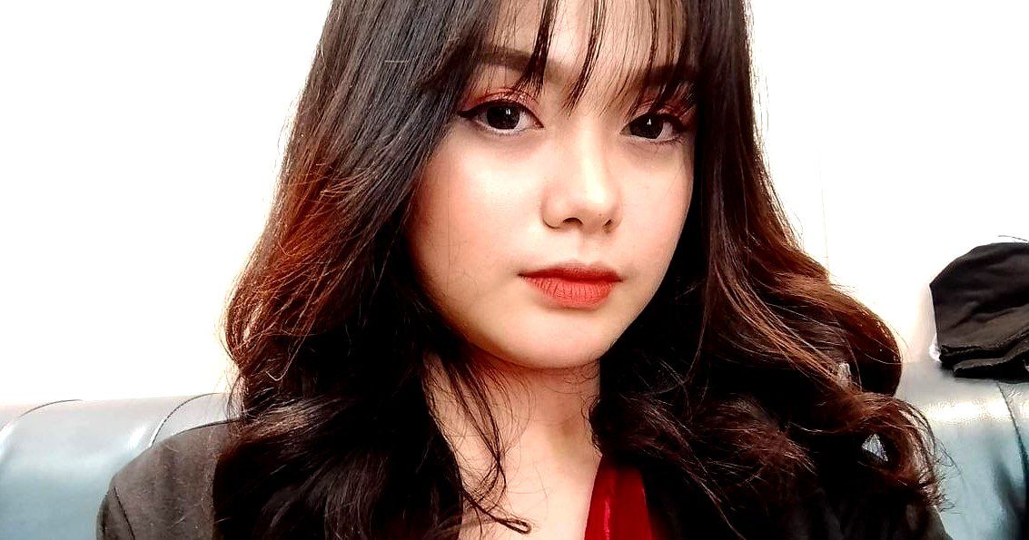 Một đêm khiêu dâm trong KTV, một cô gái trẻ quyến rũ, một Loli nhỏ sinh vào những năm 2000, bị rượu và âm nhạc kích thích, và bị một bàn tay bẩn thỉu trêu chọc. Thật tuyệt khi cởi đồ và quan hệ với cô ấy mà không cần bao cao su trong phòng tắm
